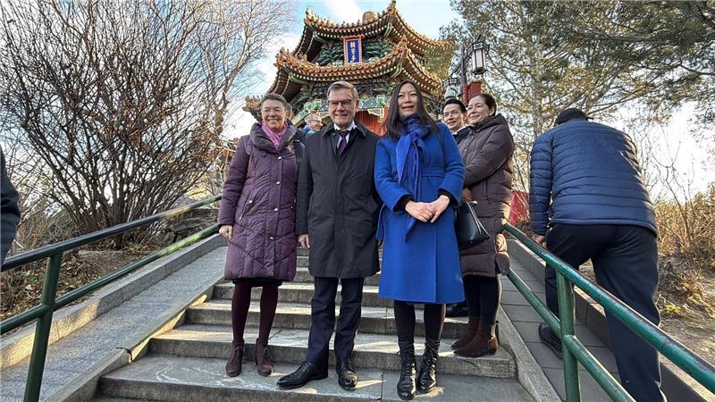 Ein Kurztrip auf den bei Touristen beliebten Kohlehügel bot Wadephul einen Blick über die berühmte Verbotene Stadt.  