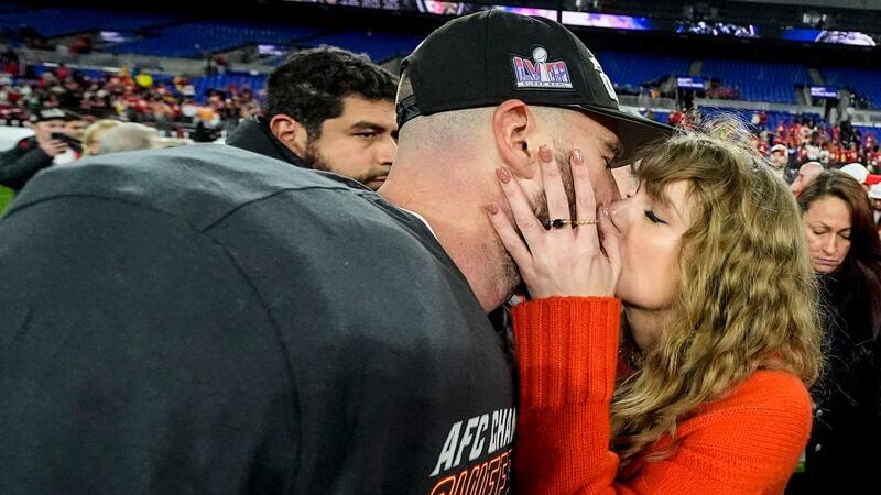 Ein Kuss für den AFC-Champion: Nach dem Sieg gegen die Baltimore Ravens holt sich Travis Kelce einen Kuss von Freundin Taylor Swift ab.