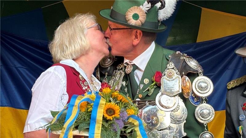 Buxtehudes neuer König: So fühlt sich die 28 Kilo schwere Silberkette an Ein Kuss nach der Proklamation: Silvia und Jürgen Meyer, das Königspaar der Schützengilde Buxtehude.