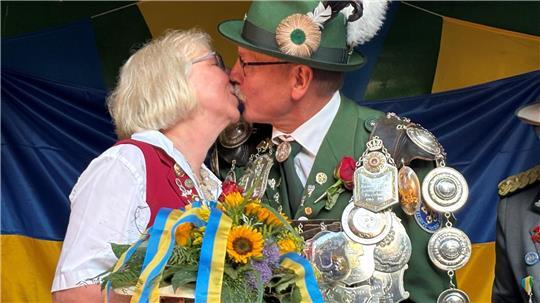Ein Kuss nach der Proklamation: Silvia und Jürgen Meyer, das Königspaar der Schützengilde Buxtehude.