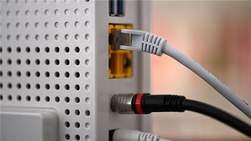 Ein LAN-Kabel in einem Router - mancherorts sind die Internetverbindungen besser geworden. 
