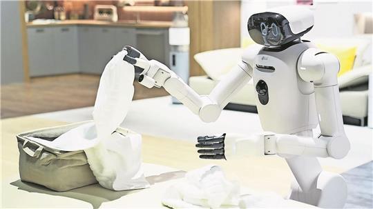 Ein LG CLOiD-Roboter faltet Wäsche am Stand von LG Electronics während der Technikmesse CES in Las Vegas.