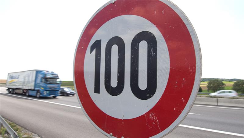 Ein LKW und Autos fahren auf der Autobahn 6 bei Bad Rappenau an einem Tempo-100-Schild vorbei. Foto: Sebastian Kahnert/dpa
