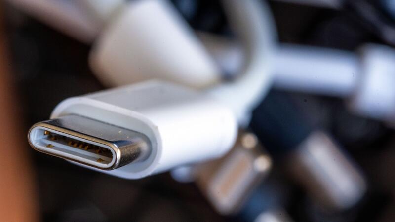 Einheitliches Ladekabel in Deutschland kommt Ein Ladekabel mit USB-C-Stecker liegt neben einem Bündel unterschiedlicher Anschlusskabel.