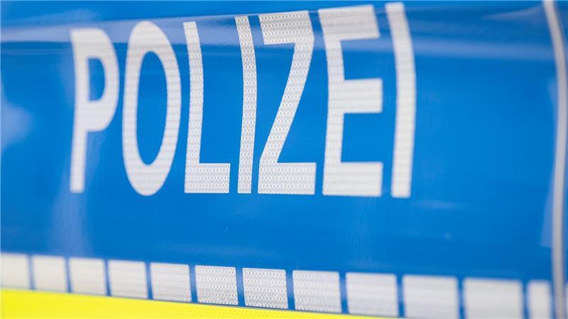 Ein Ladendetektiv hat einen Mann und eine Frau beim Diebstahl von fast 70 Tafeln Schokolade erwischt. (Symbolbild)