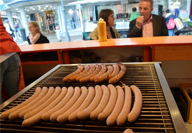 Ein Lächeln für eine Bratwurst: Stammkundschaft und spontane Gäste am Imbiss.