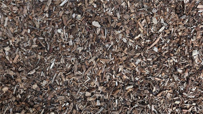 Ein Lager für Hackschnitzel gerät in der Nacht in Brand und löst einen großen Einsatz aus. (Symbolbild)