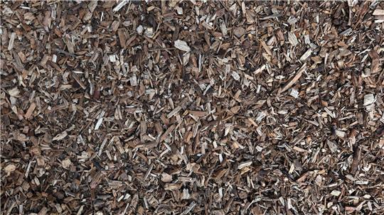 Ein Lager für Hackschnitzel gerät in der Nacht in Brand und löst einen großen Einsatz aus. (Symbolbild)