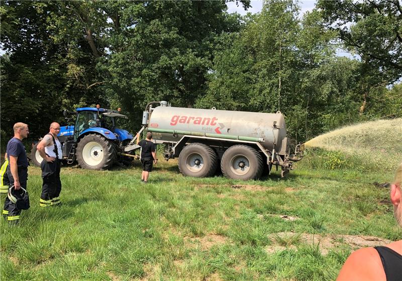 Bei Mulsum brennt der Moorboden Ein Landwirt aus Mulsum unterstützte die Feuerwehr mit Wasser aus einem Güllefass. Foto Klempahn