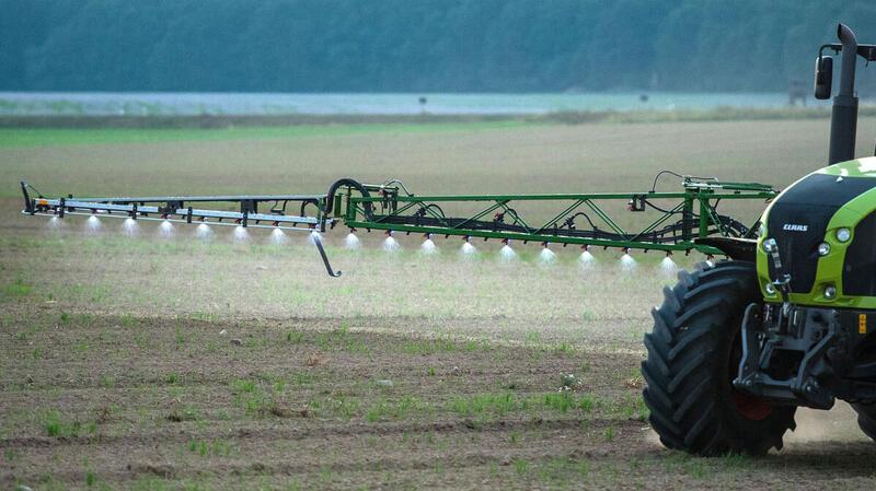 Erhöhtes Parkinson-Risiko durch Pestizide im Kreis Stade? Ein Landwirt fährt mit einer Pestizid- und Düngerspritze über ein Feld. Landwirte sollen ein erhöhtes Risiko haben, an Parkinson zu erkranken.