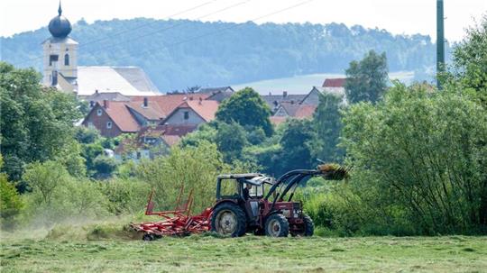 Ein Landwirt griff seinen Nachbarn mit dem Traktor an. Dafür muss er nun in Haft. 