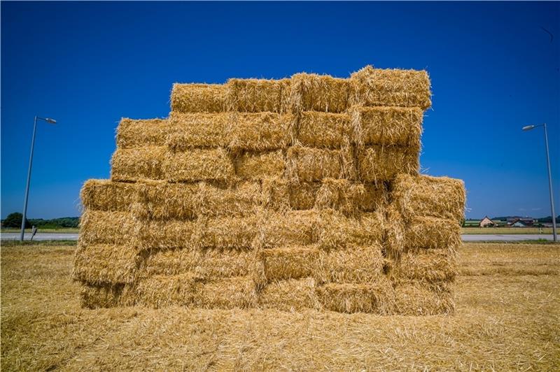 Liefert eine „Strohheizung“ Oederquart Energie für den Winter? Ein Landwirt in Oederquart plant eine Strohheizungsanlage, mit der er im Sommer sein Getreide trocknen möchte. Im Winter könnte die Energie aus der Strohheizung bei Dunkelflaute im Dorf abhelfen und eine autarke Energieversorgung sichern he
