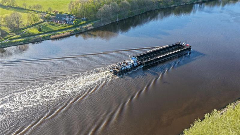 Ein Lastkahn, geschoben von dem Schubschiff „Hans“ fährt auf dem Nord-Ostsee-Kanal bei Hohenhörn. Vor fast einem Monat ist der Buckelwal vor der Insel Poel bei Wismar gestrandet. Diese Woche soll Schiffstechnik den Abtransport des Tiers ermöglichen. 