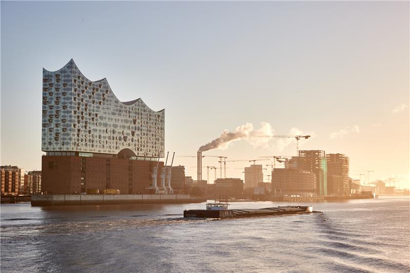 Elbphilharmonie weiter mit hohen Verlusten wegen der Corona-Pandemie Ein Lastschiff fährt auf der Elbe im Hafen an der Elbphilharmonie flussaufwärts vorbei. Foto: Georg Wendt/dpa