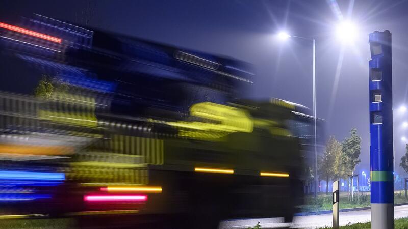 Ein Lastwagen fährt an einer Mautkontrollsäule vorbei. Die Maut-Einnahmen für den Bund sollen mit den künftigen Mautregeln deutlich steigen.
