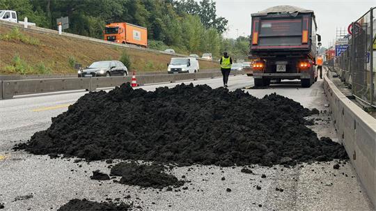 Ein Lastwagen hat auf der A7 in Hamburg Klärschlamm verloren und am frühen Mittwochmorgen für lange Staus gesorgt.