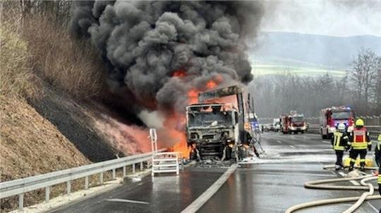 Ein Lastwagen ist am Donnerstag auf der A7 in Brand geraten. Die Löscharbeiten dauern wahrscheinlich bis in die Abendstunden.