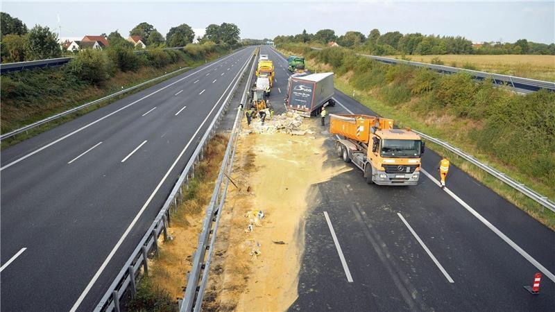 Zwölf Tonnen Granulat auf A1 – Sperrung und Stau nach Unfall Ein Lastwagen verliert seine Ladung auf der Autobahn1. (Symbolbild)