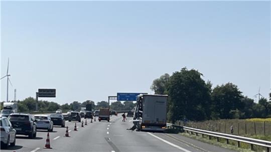 Ein Lastwagenfahrer ist bei Bremen von einem anderen Lastwagen erfasst worden.