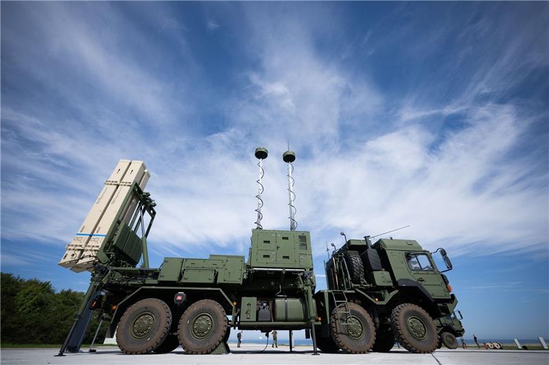 Lettland testet deutsches Flugabwehrsystem Iris-T Ein Launcher des Luftverteidigungssystems IRIS-T SLM der Firma Diehl Defence: Lettland hat den Kauf des Mittelstrecken-Flugabwehrsystems vereinbart.