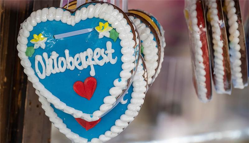 Brezeln, Bier und bayrisches Flair beim Oktoberfest in Buxtehude Ein Lebkuchenherz mit der Aufschrift "Oktoberfest" hängt in einem Geschäft für Lebkuchenherzen (Symbolbild). Foto: Peter Kneffel/dpa