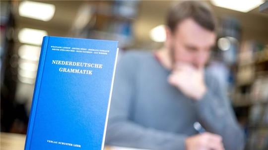 Ein Lehrbuch für die Niederdeutsche Grammatik steht in der Bibliothek der Carl von Ossietzky Universität auf einem Tisch.
