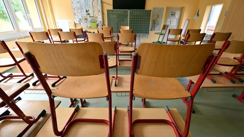 Lehrer soll Schüler verprügelt haben - Rassistisches Motiv? Ein Lehrer soll im vergangenen Herbst an einer Schule in Cottbus Schüler mit Migrationshintergrund verprügelt haben.