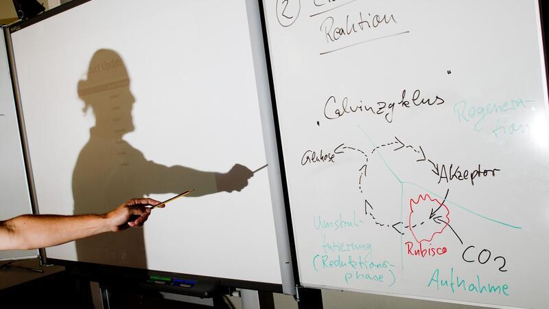 Bund-Länder-Streit über Schuldigitalisierung eskaliert Ein Lehrer wirft einen Schatten auf ein Smartboard in einem Biologie-Leistungskurs.Die Bundesländer erwarten einen Zuschuss von 6,5 Milliarden Euro für eine Fortsetzung des Digitalpakt Schule 2.0.