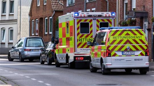 Ein Leichenwagen steht vor dem Haus der Familie.