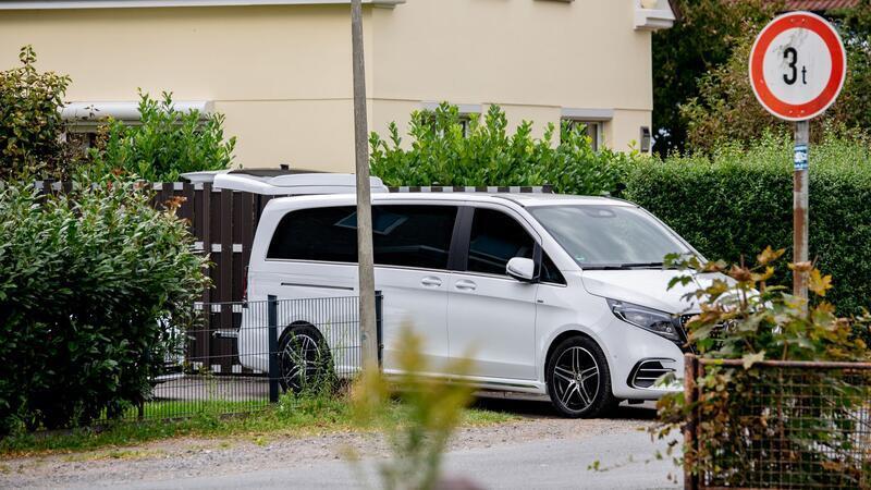 Ein Leichenwagen vor dem Wohnhaus.