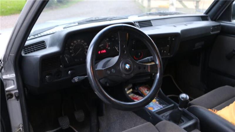 Ein Lenkrad ohne Servolenkung und Sportsitze: So sah das Interieur des BMW 323i von 1982 aus.
