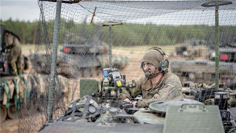 Ein Leopard 2 Kampfpanzer wird für die Großübung „Freedom Shield 2026“ der neuen Panzerbrigade 45 im litauischen Pabrade mit einem Abfangnetz gegen Drohnen ausgestattet.