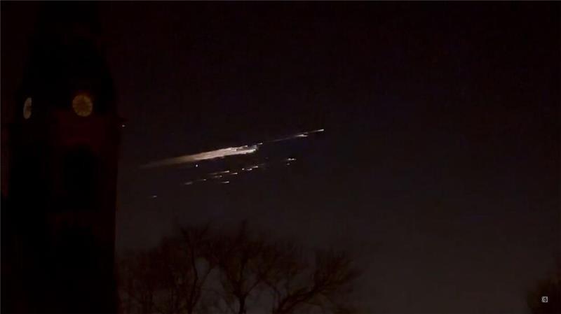 Raketenteile verglühen - „wie ein Science-Fiction-Film“ Ein Lichtschweif erhellt den Nachthimmel.