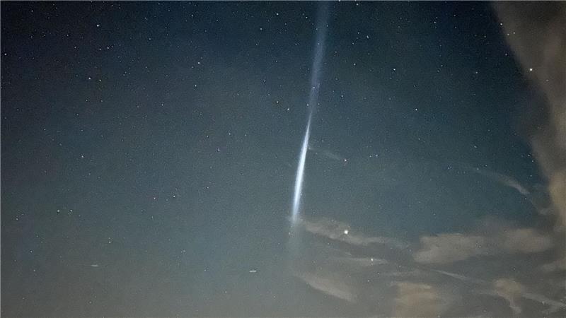 Bilder des Tages Ein Lichtschweif ist in der Nacht in Denkendorf (Bayern) am Himmel zu sehen.