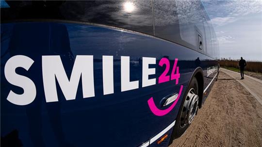 Ein Linienbus steht zum Start des Mobilität-Modellprojekts „SMILE24“ am Schleiufer.