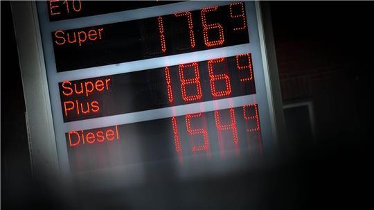 Ein Liter Super für 1,77 Euro - ziemlich teuer. Anderswo war das günstiger zu haben. (Archivbild)