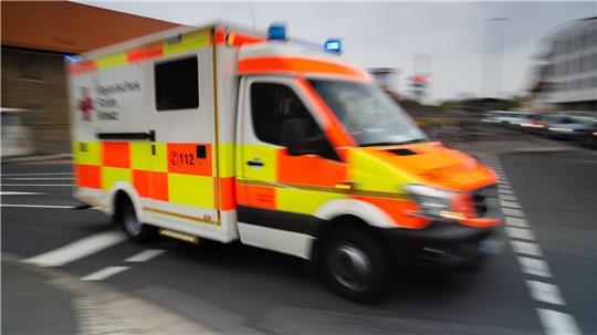 Ein Lkw-Fahrer fährt mit fast drei Promille gegen einen Baum. (Archivbild)