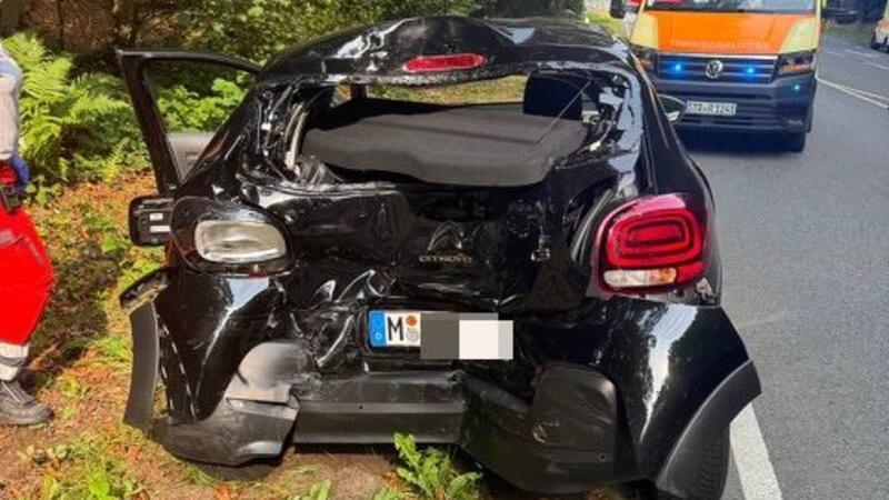 Ein beschädigter Citroën steht am Straßenrand.