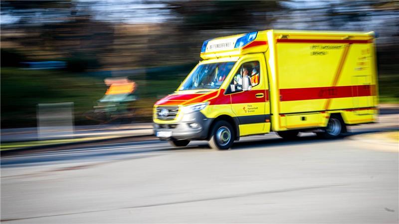 Ein Lkw-Fahrer übersieht einen 87 Jahre alten Radfahrer. (Symbolbild)