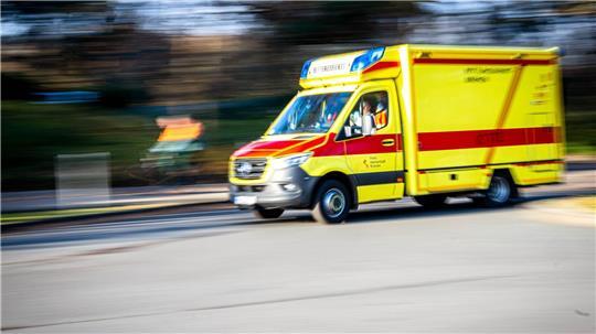 Ein Lkw-Fahrer übersieht einen 87 Jahre alten Radfahrer. (Symbolbild)