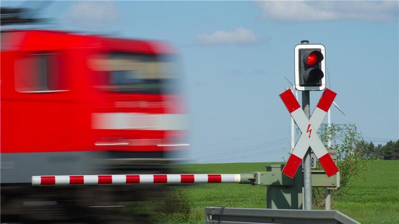 Auto steckt auf Gleisen fest – Rettung in letzter Sekunde Ein Lkw-Fahrer zog das Auto der 78-Jährigen von den Gleisen, Sekunden bevor ein Zug durchfuhr. (Symbolbild)