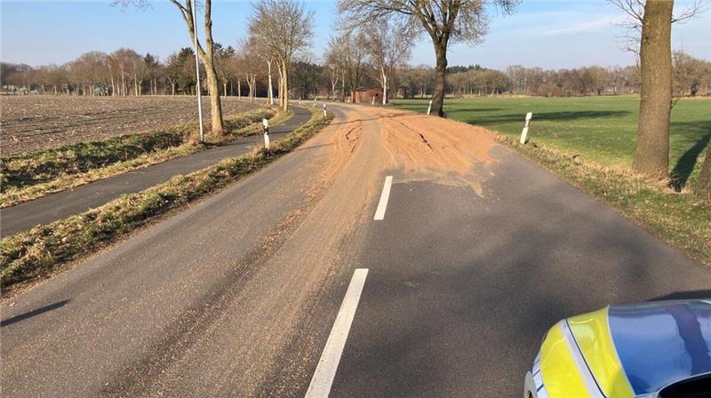 Ein Lkw hat zwischen Groß- und Klein Ippensen seine Ladung verloren.