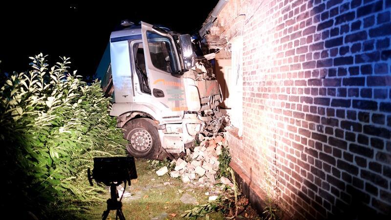Hammah: Lkw kracht in Wohnhaus - Zwei Verletzte Ein Lkw ist in Hammah in ein Wohnhaus gekracht.