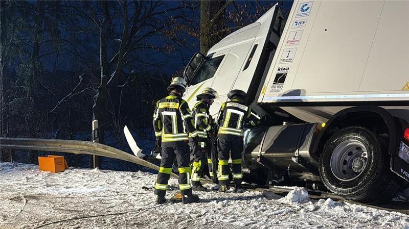 Glatteis und Schnee bringen Verkehr durcheinander Ein Lkw kam im bayerischen Aiglsbach auf vereister Straße von der Fahrbahn ab.