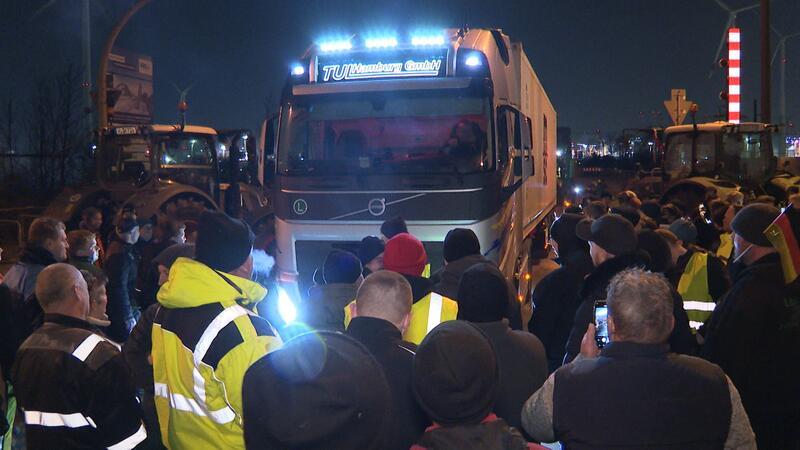 Ein Lkw steckt in der Blockade von Landwirten auf einer Kreuzung mit Zufahrt zum Hafen im Süden von Hamburg.