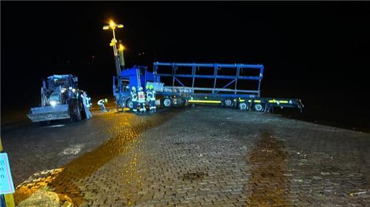 Ein Lkw verfährt sich, beim Rangieren fällt stürzt das Gespann fast in die Weser.