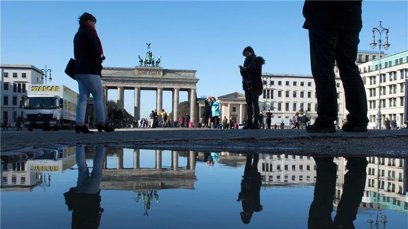 Ein Lkw von Starcar steht am Brandenburger Tor. (Archivbild) 