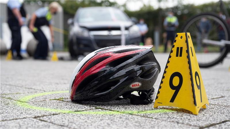 Ein Lkw war kurz vor 6 Uhr am Morgen von einem Firmengelände nach links abgebogen und dabei mit dem querenden Radfahrer kollidiert.
