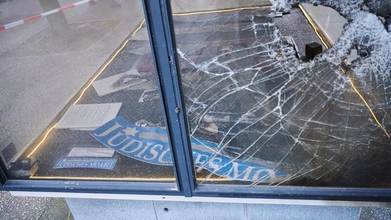 BKA beklagt hohe Zahl antisemitischer Straftaten Ein Loch ist in der zersplitterten Glasscheibe eines Schaukastens vor dem Rathaus Tiergarten in Berlin zu sehen.