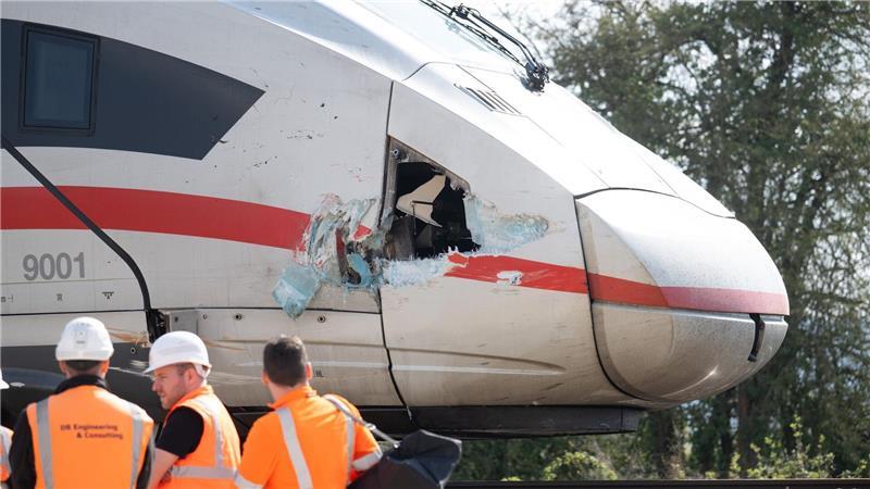 Ein Loch klafft in der Spitze eines ICE nach einem Zusammenprall mit einem Bagger.